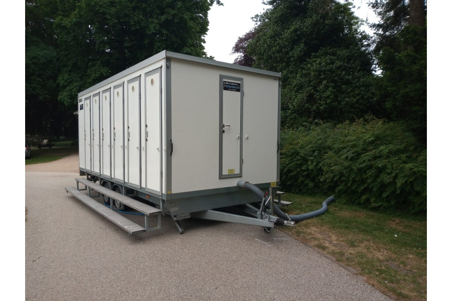 13-persoons mobiele toiletwagen - Kisteman-events - 2