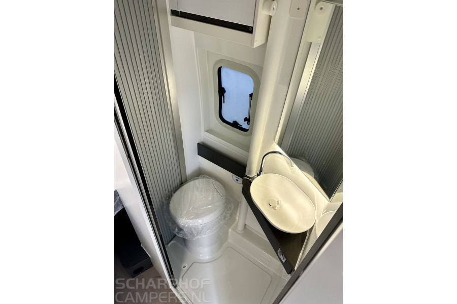 Luxe automatische half-integraal camper - opslagruimte