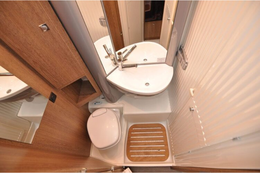 Half-integraal camper - Camperhuren.nl - 1