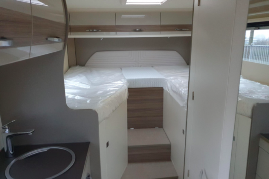 Half-integraal camper | Burstner Travel Van 590 G Harmony Line - Veneboer Caravans - 1