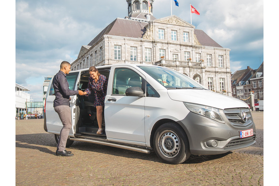 Dubbele cabine bus - Autoverhuur Limburg - zijaanzicht wit