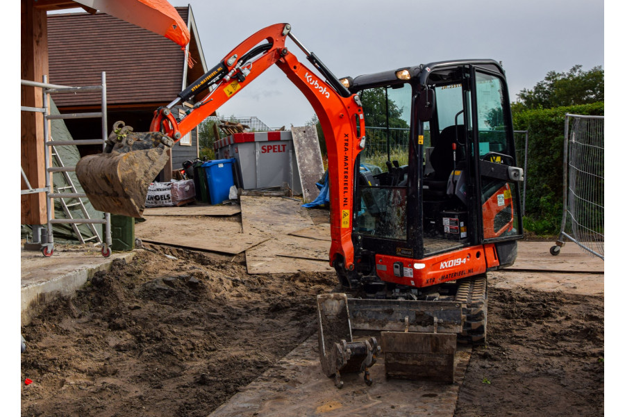 Graafmachine- Kubota KX019-4 - Xtra Materieel B.V. - vooraanzicht