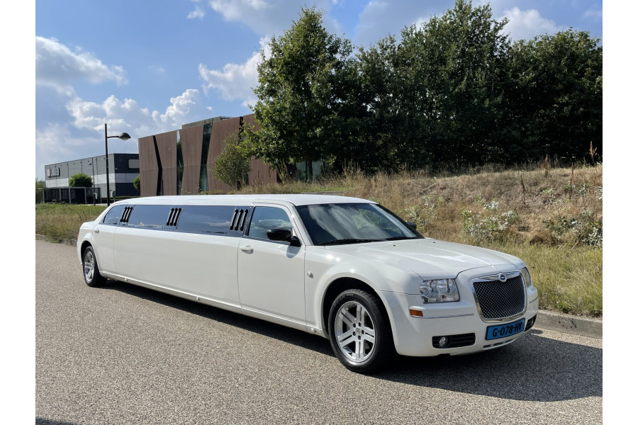 Chrysler Limousine wit - deBusSpecialist - deLimoSpecialist - 2