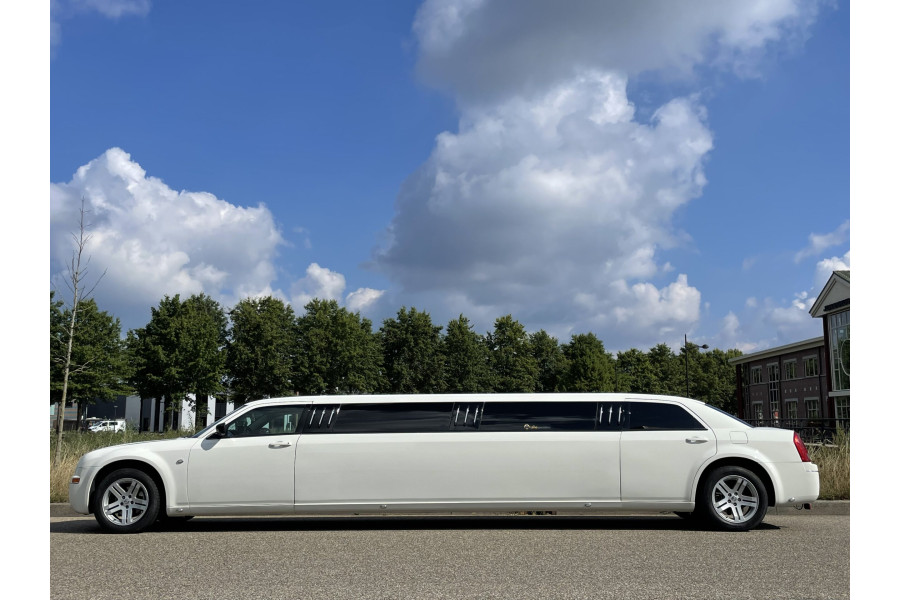 Chrysler Limousine wit - deBusSpecialist - deLimoSpecialist - 3