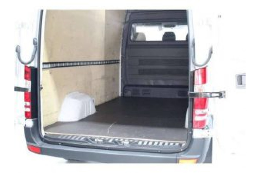 Bestelwagen 11m3 - Autoverhuur H. Kroon - achterkant deuren open