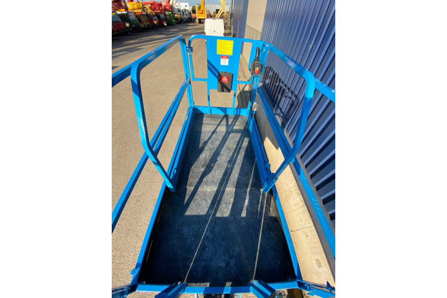 Schaarhoogwerker 12m - Van Adrighem - 9