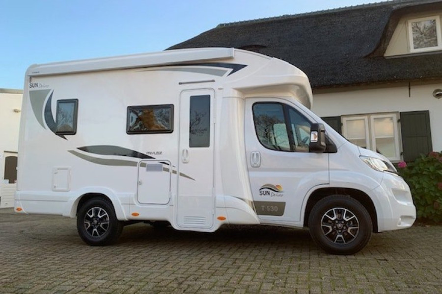Half-integraal camper - Camper Rental Holland - 1