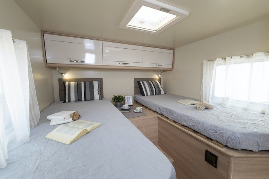 Half-integraal camper - Camper Rental Holland - 1