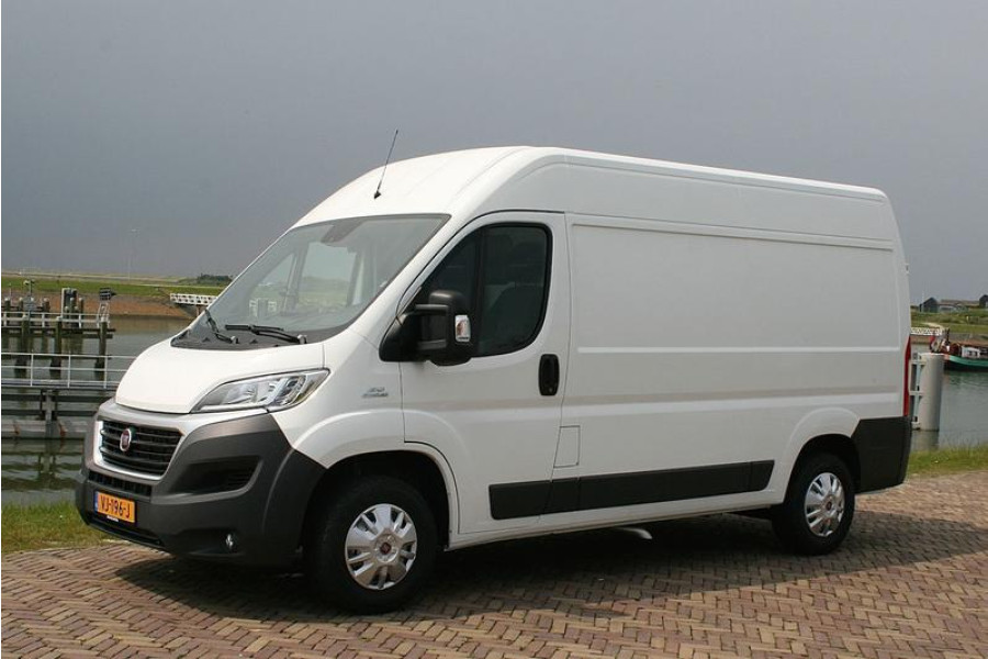 Bestelbus 12,6m3 huren | AutoRent Vitesse | Fiat Ducato L3 H2 Witte bestelbus in parkeerstand